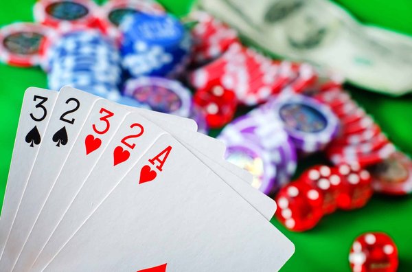 Jeu de poker : Pourquoi jouer sur internet ou avec des amis ?