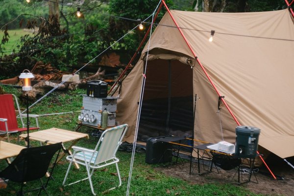 Quels sont les services offerts lors du camping en Alpe d'Huez?