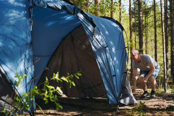 Les campings sur l'Île de Ré proposent-ils des emplacements ombragés ?