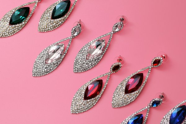 Quels conseils pour débuter dans la création de bijoux inspirés par l'art déco?
