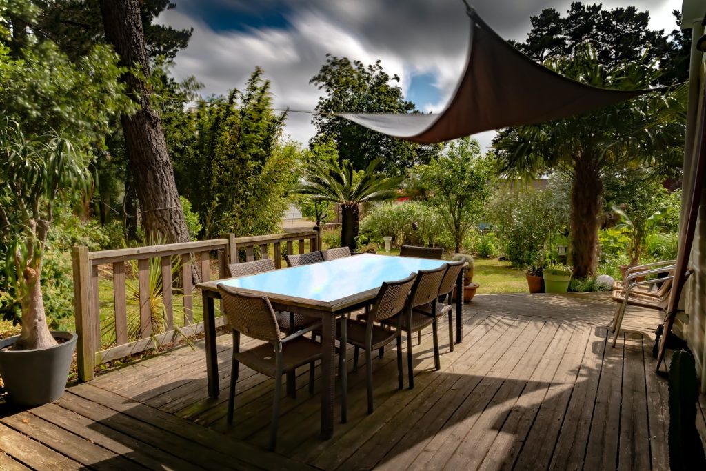 Terrasse en bois exotique: Sublimez votre extérieur avec des essences durables et certifiées
