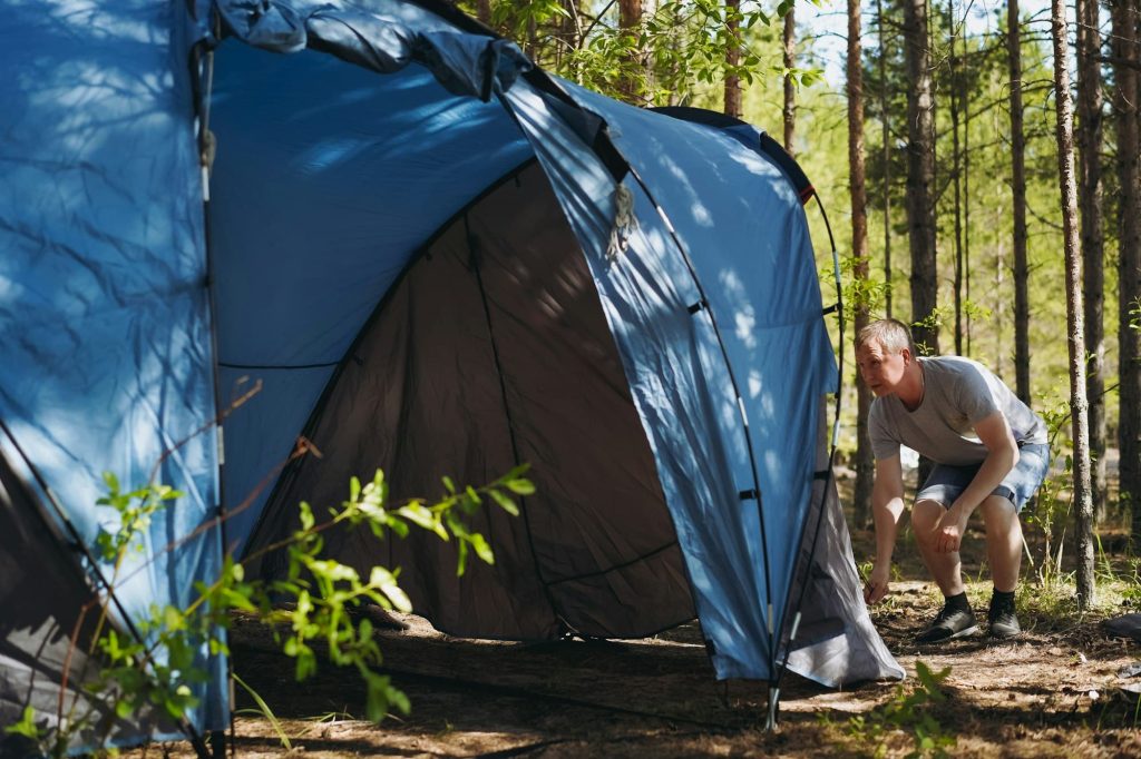 Les campings sur l’Île de Ré proposent-ils des emplacements ombragés ?